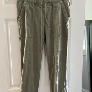 Bella Dahl. Size M. Green jogger.